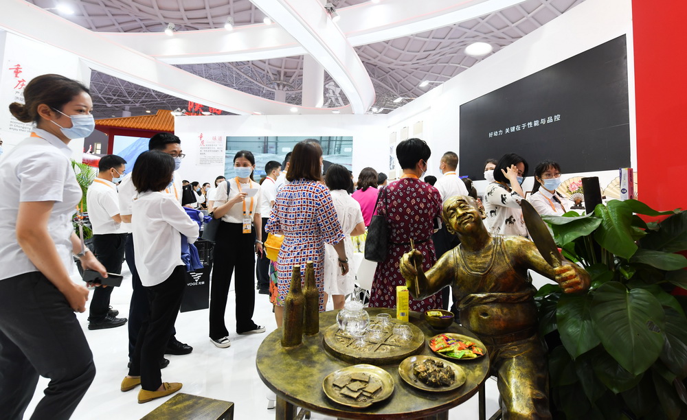 5月7日，參觀者在海南國際會展中心各省市自治區展區重慶館觀看展覽。新華社記者 楊冠宇 攝