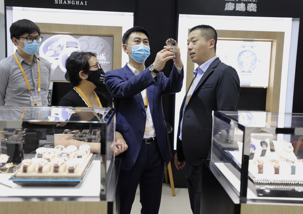 5月7日，參觀者在海南國際會議展覽中心時尚生活展區了解上海、海鷗、孔雀等國產手表。新華社記者 金立旺 攝