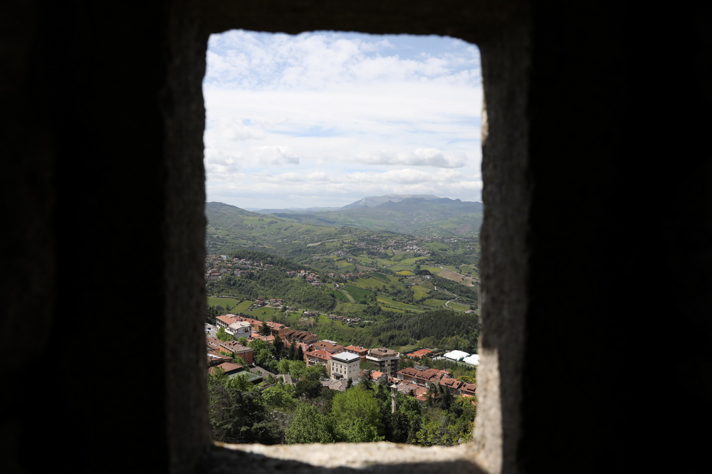 這是5月6日從聖馬力諾城中的一座堡壘內拍攝的風景。
