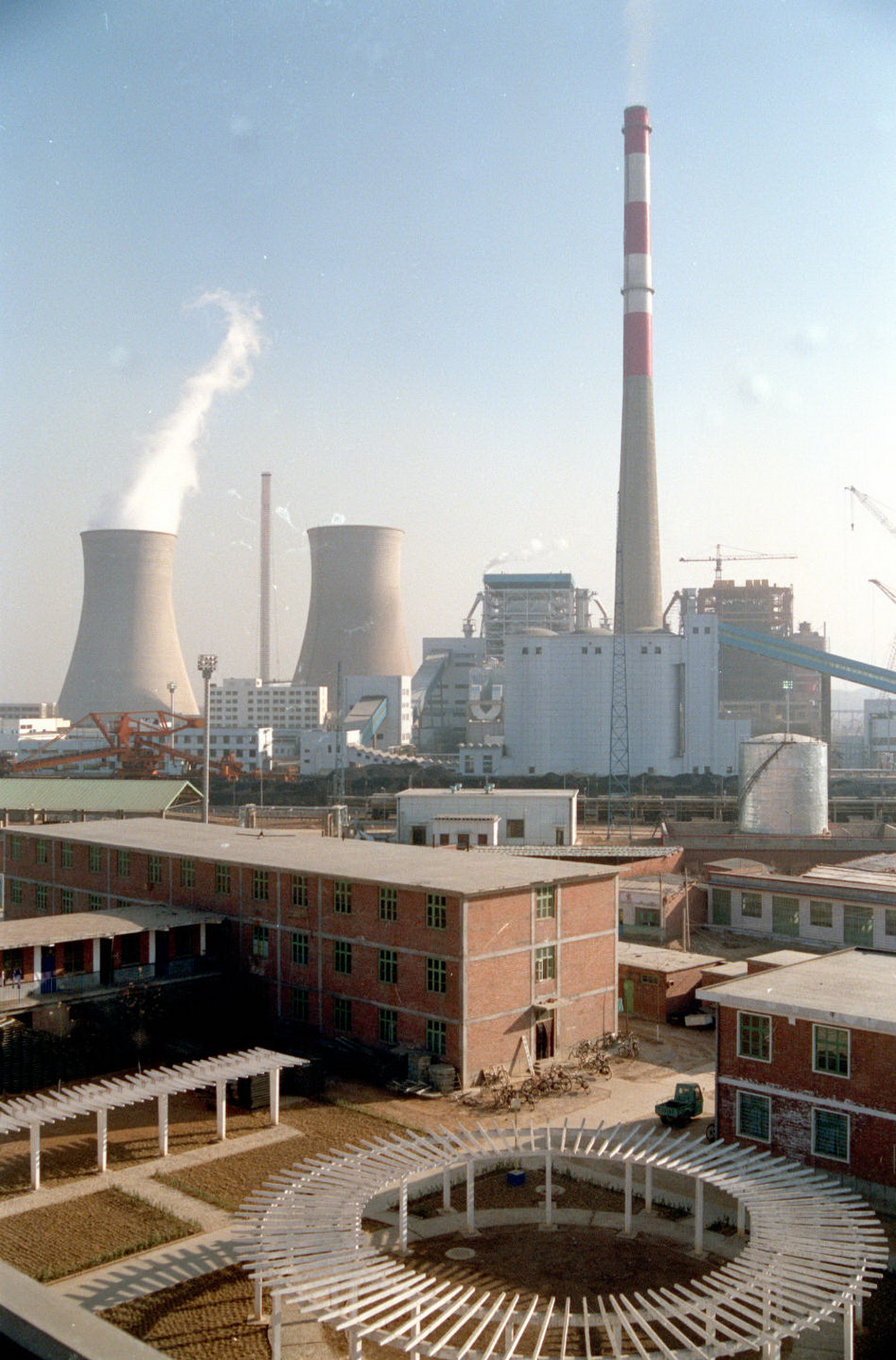 西柏坡電廠首台30萬千瓦機組1993年12月26日並網發電（資料照片）。新華社記者 賁蘭武 攝