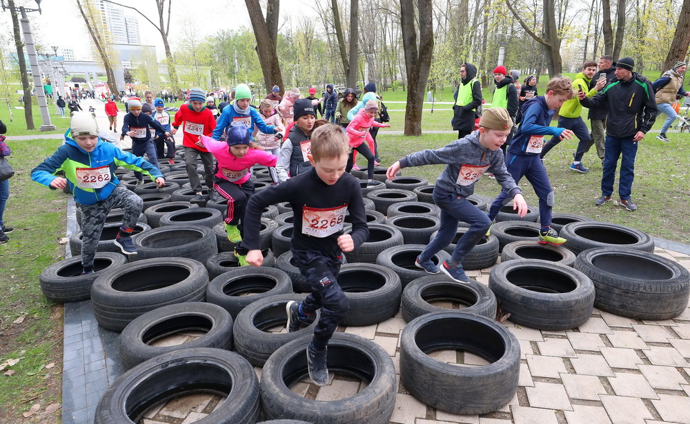 5月8日，在白俄羅斯明斯克舉行的“勇敢者賽跑”活動上，孩子們跑過鋪滿汽車輪胎的路面。