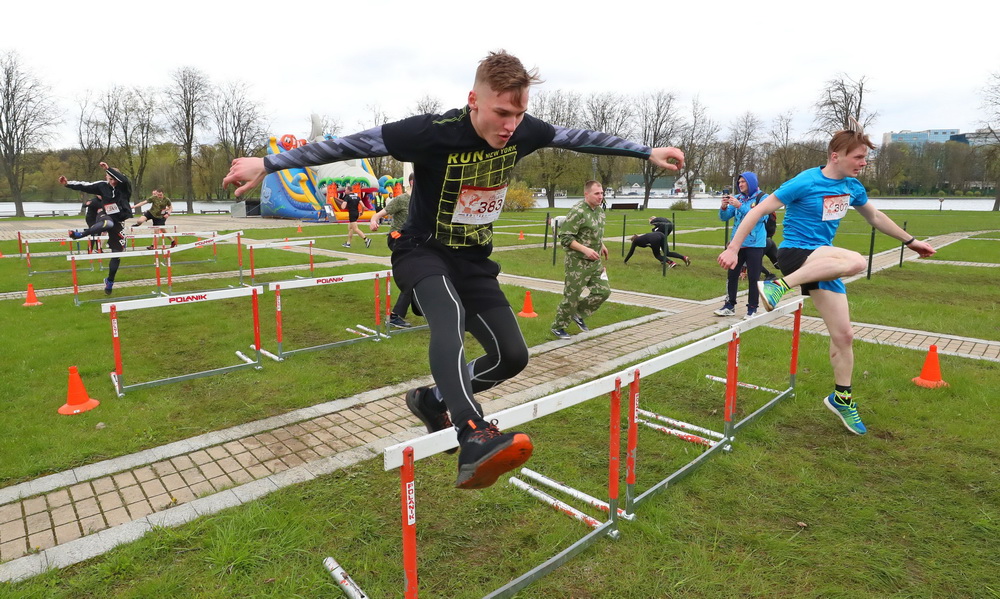 5月8日，在白俄羅斯明斯克舉行的“勇敢者賽跑”活動上，選手們跨越欄杆。