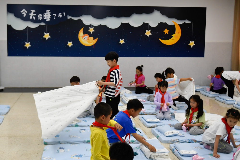 5月8日，杭州市永正實驗學校一年級學生在午睡室准備午休。