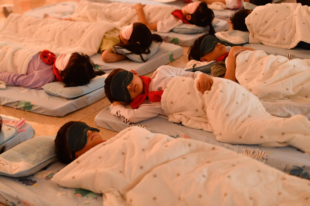 5月8日，杭州市永正實驗學校一年級學生在午睡室午休。