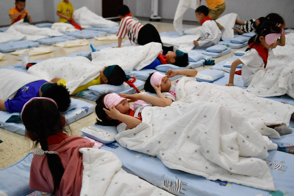 5月8日，杭州市永正實驗學校一年級學生在午睡室准備午休。