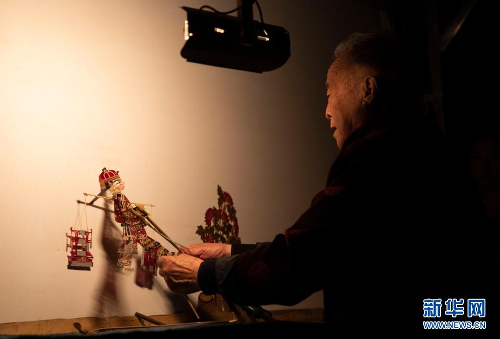 5月8日，皮影艺人在陕西省渭南市华州区少华山国际皮影博览园表演皮影戏。新华社记者 魏翔 摄