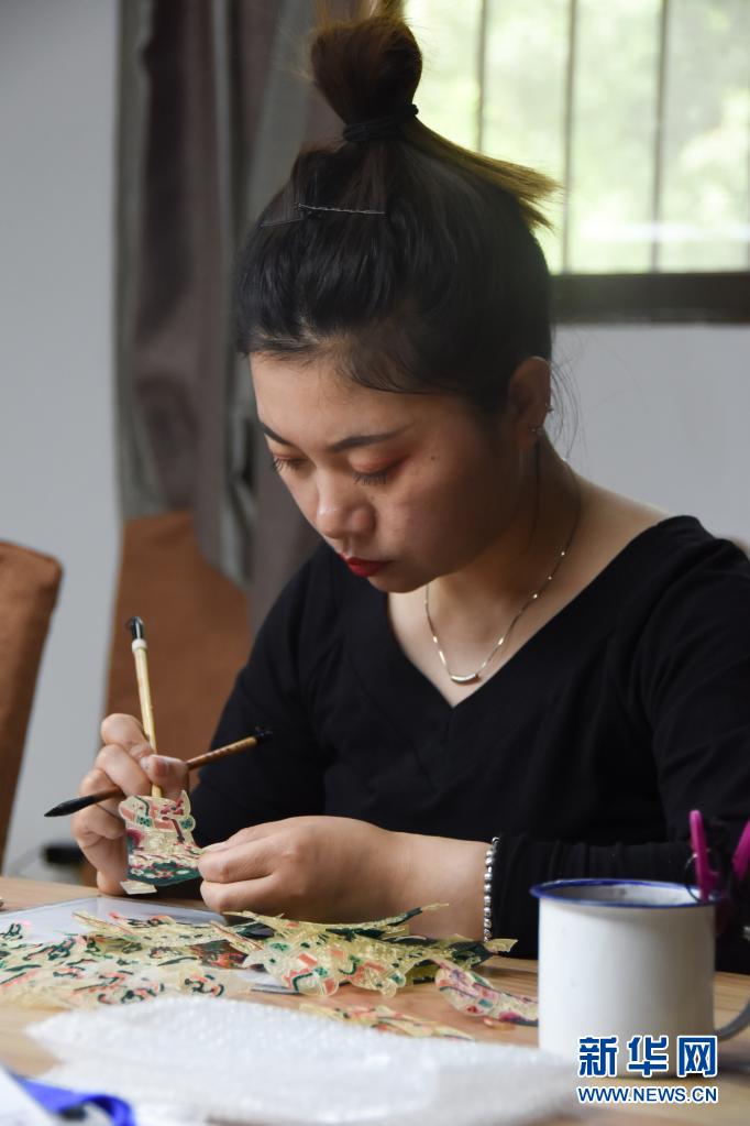 5月8日，工作人员在陕西省渭南市华州区少华山国际皮影博览园为皮影上色。新华社记者 陈晨 摄