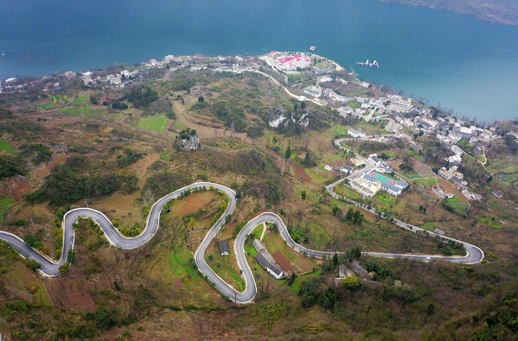 贵州省黔西县新仁乡化屋村通村公路（2020年1月22日摄，无人机照片）。新华社记者 杨文斌 摄