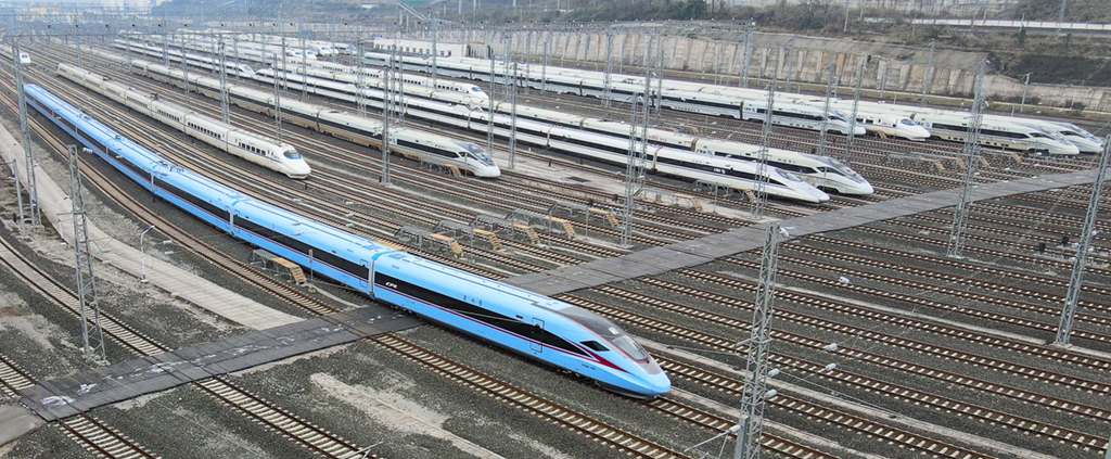 “复兴号”CR300AF型动车在贵阳动车所内运行（2020年12月21日摄，无人机照片）。新华社发（杨杰文 摄）