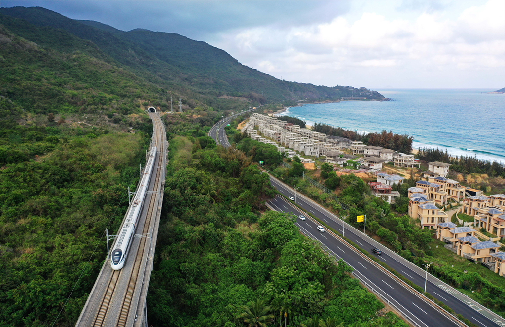 海南环岛高速（2020年4月3日摄，无人机照片）。新华社记者 郭程 摄
