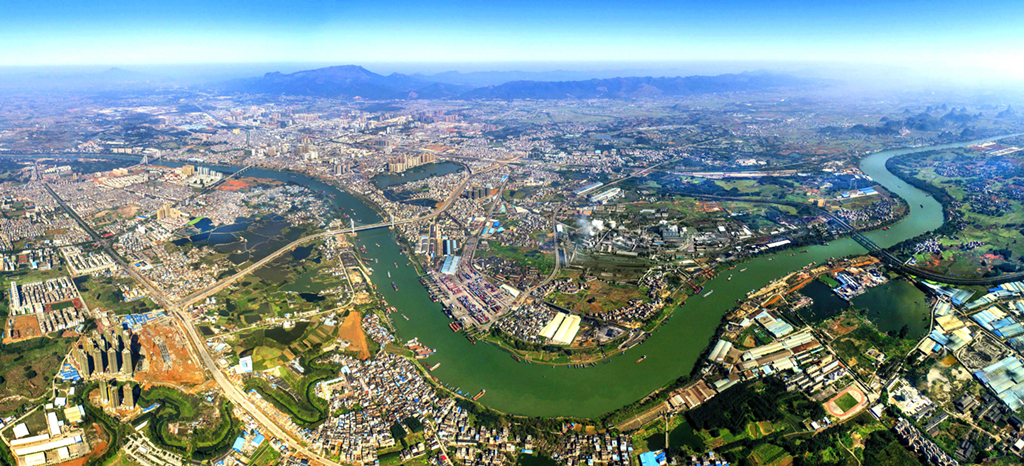 西江黄金水道上的广西贵港市全景（2018年3月9日摄，无人机照片）。新华社记者 周华 摄
