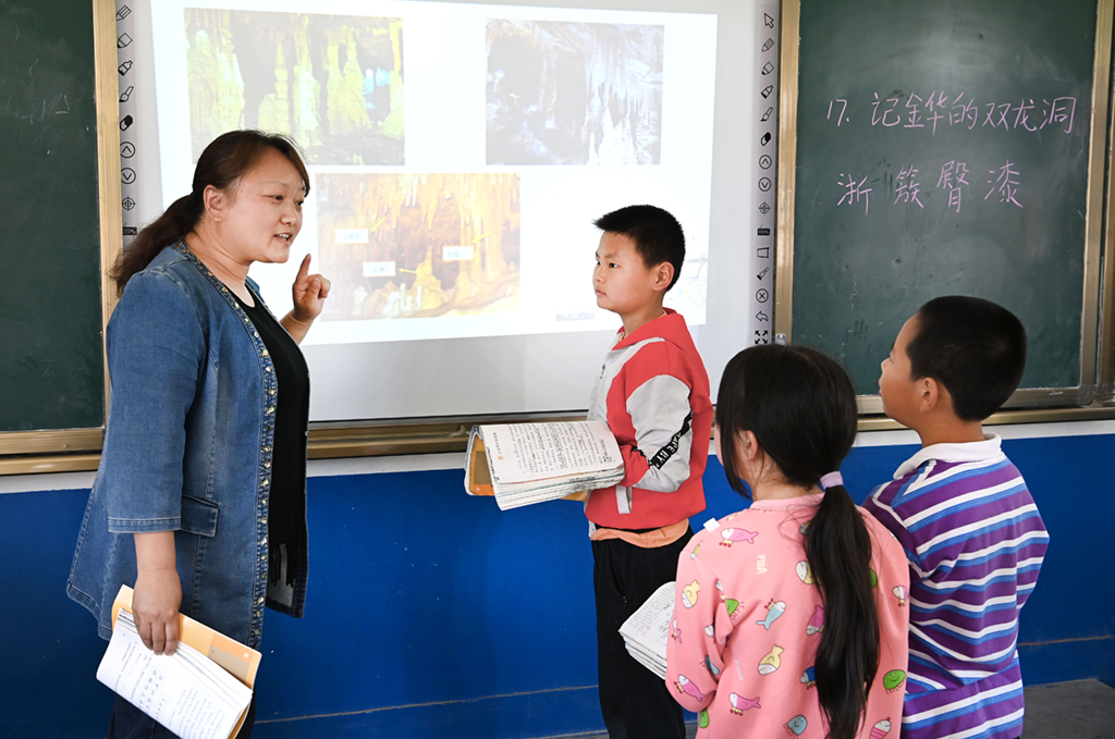 5��8�գ����������ض�������Ϫ��ѧ�����ʦ�����գ���һ��Ϊ���꼶ѧ�������ĿΡ������ѧ������12��ѧ����3����ʦ��