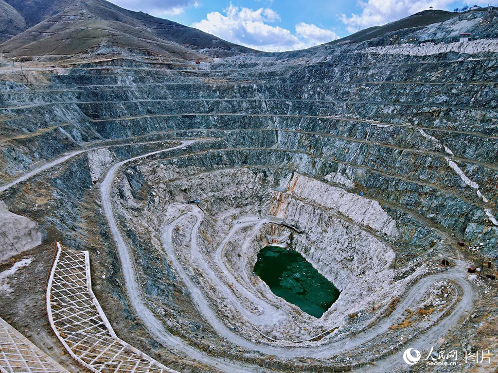 功勛礦坑—三號礦坑。人民網 李昊洋攝
