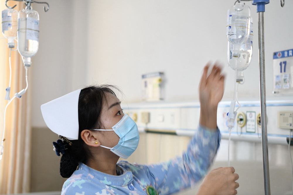 5月11日，在贵州省遵义市余庆县人民医院急诊科病房，护士杨露在给患者输液。新华社发（代鑫摄）