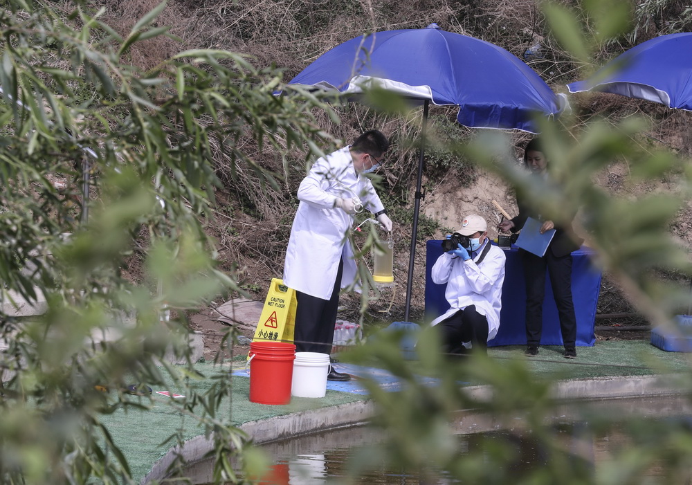 5月11日，在全国检察机关公益诉讼勘验取证业务竞赛现场，参赛选手在进行现场勘验采样与快速检测。