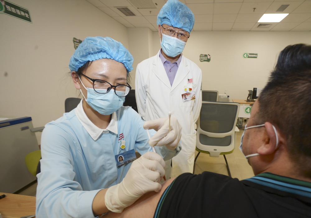 来到社区医院,接种定点医院,防疫站等单位接种新冠疫苗