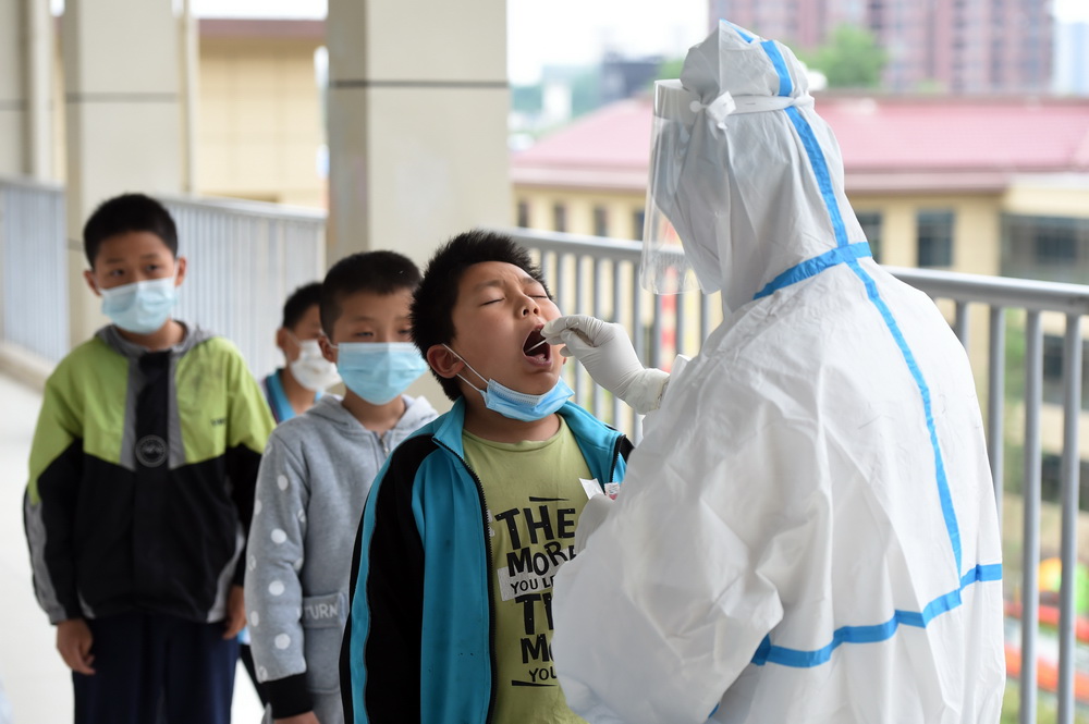 5月17日，在六安市清水河學校第二小學，檢測人員為學生做核酸檢測。