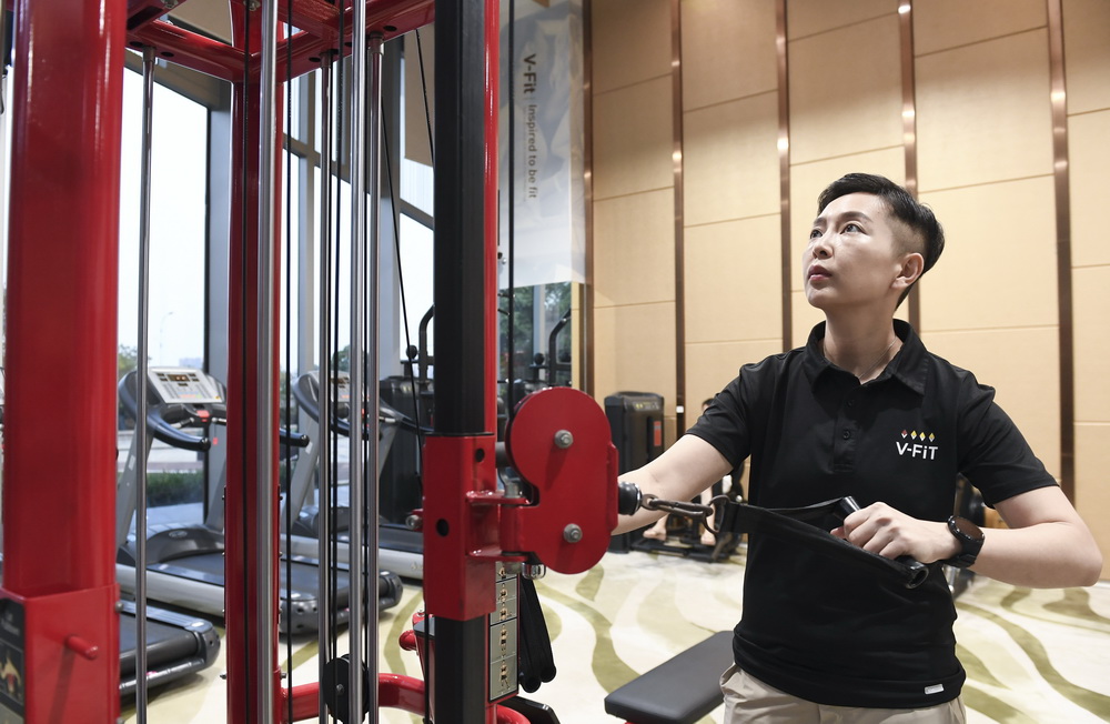 5月7日，何禹霏在健身房檢查器械。