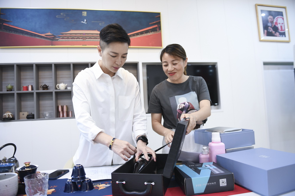 5月7日，何禹霏（左）和員工在辦公室准備直播的選品。