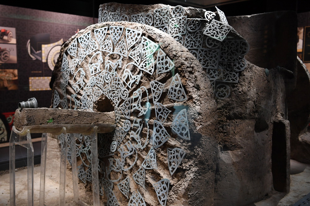 出土於馬家塬西戎墓葬21號墓的戰國馬車右側車輪及車輿裝飾（5月18日攝）。