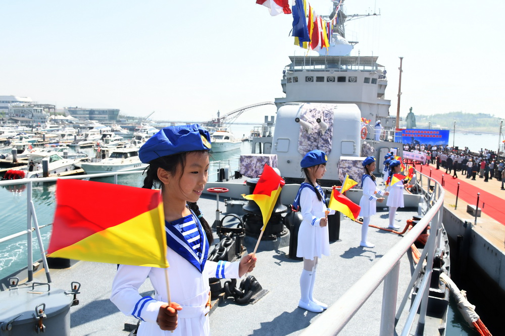 5月18日，中國海洋大學附屬銀海學校的小學生在昭通艦上表演海軍旗語。