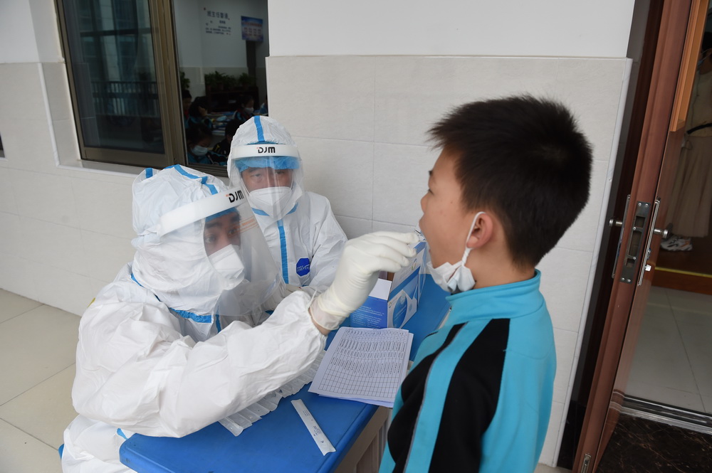 5��17�գ�����������ˮ��ѧУ�ڶ�Сѧ��������ǰ�󣩺�ͬ��һ��Ϊѧ���������������������43�꣬�������н�������������Ժ��Ժ����������ֺ󣬶�����ͬ���ǽ�����Ԯ�����뵽ȫԱ�����⹤���С���Щ�������������ҽ����Ա����̰�ڣ���ɳ���100���˵ĺ����������������˵������Ϊҽ�������������������岻�ݴǵ����Ρ����»������ ���� ��