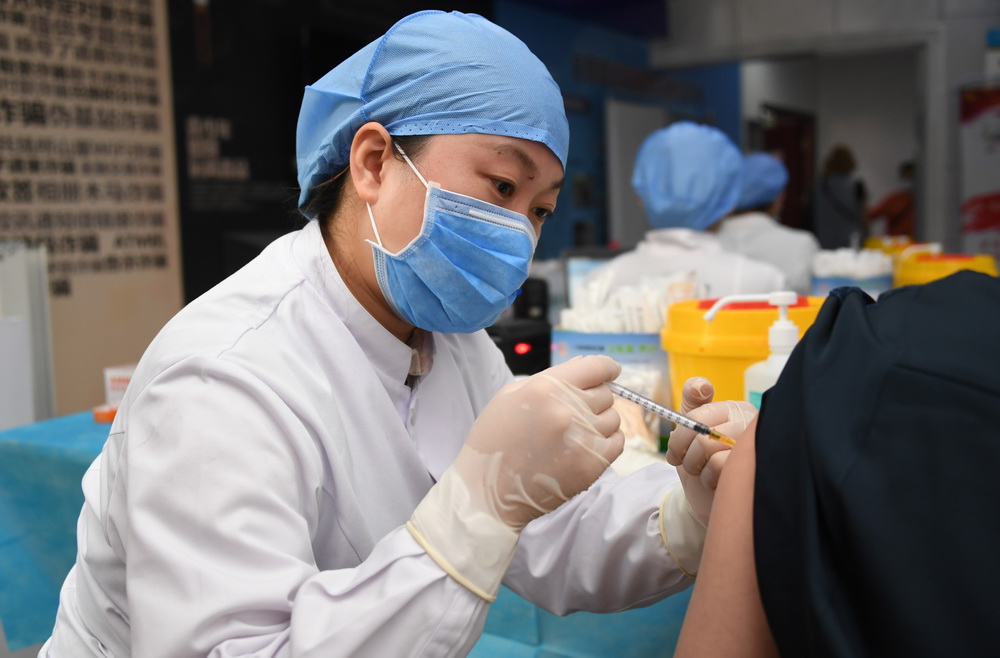 5月20日，在北京市海淀区花园路街道新冠疫苗临时接种点，医护人员为市民接种一剂次新冠疫苗。