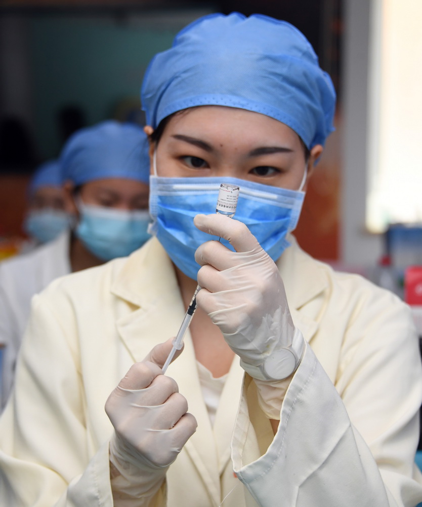 5月20日，在北京市海淀区花园路街道新冠疫苗临时接种点，医护人员准备为市民接种一剂次新冠疫苗。