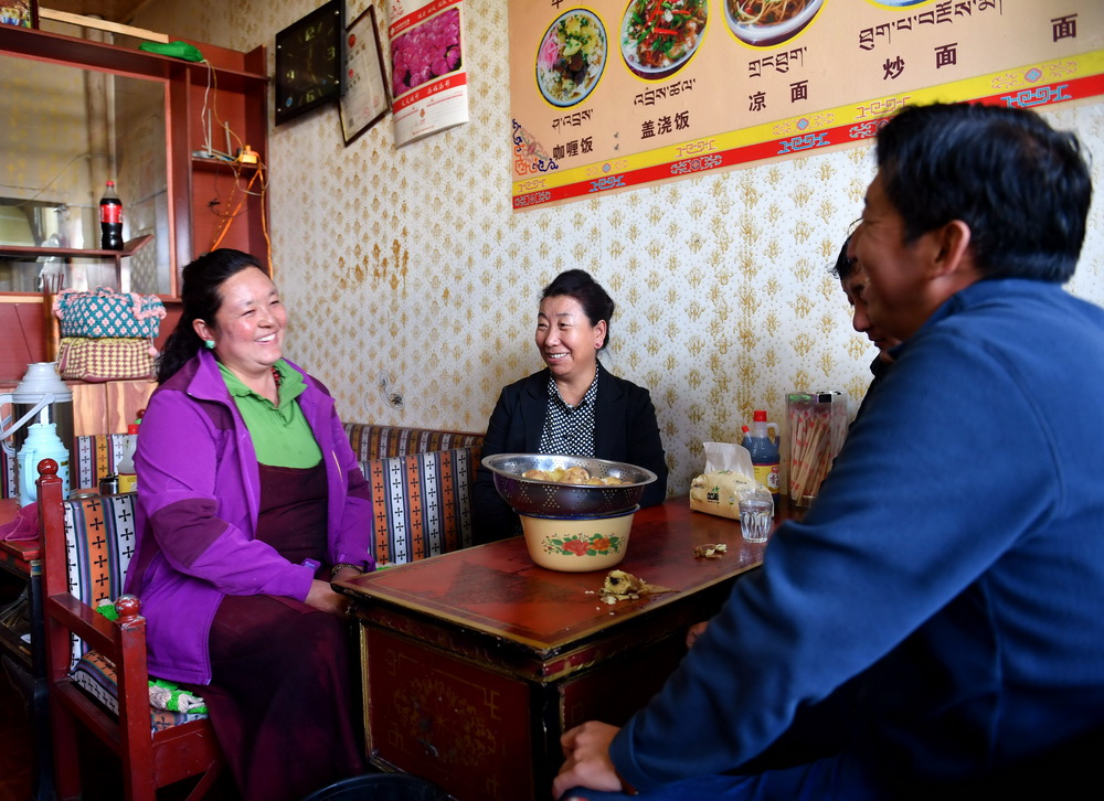 拉萨市城关区纳金街道塔玛村党委第一书记格桑卓嘎(中)在拉萨德吉吉祥