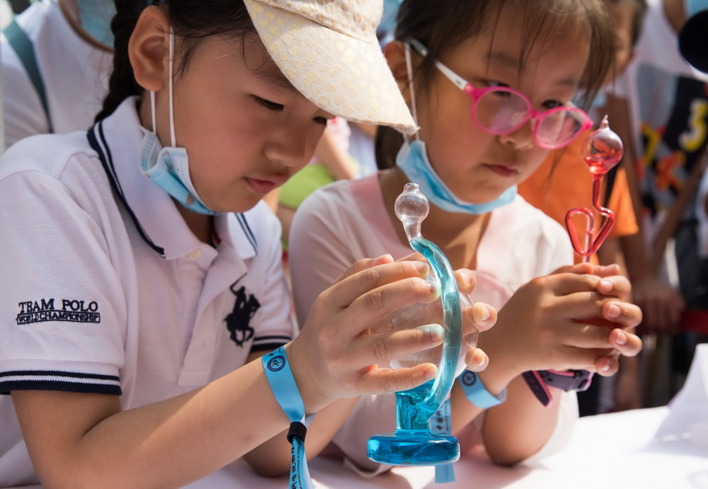 5月22日，在中科院物理研究所舉行的公眾科學日活動現場，參觀者在體驗“掌上噴泉”。