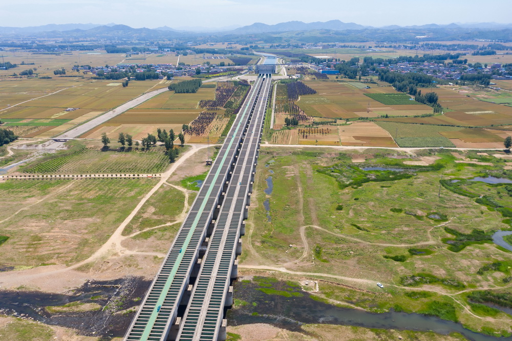 这是5月22日拍摄的河南省平顶山市鲁山县的南水北调中线关键性工程——沙河渡槽(无人机照片)。新华社记者 才扬 摄