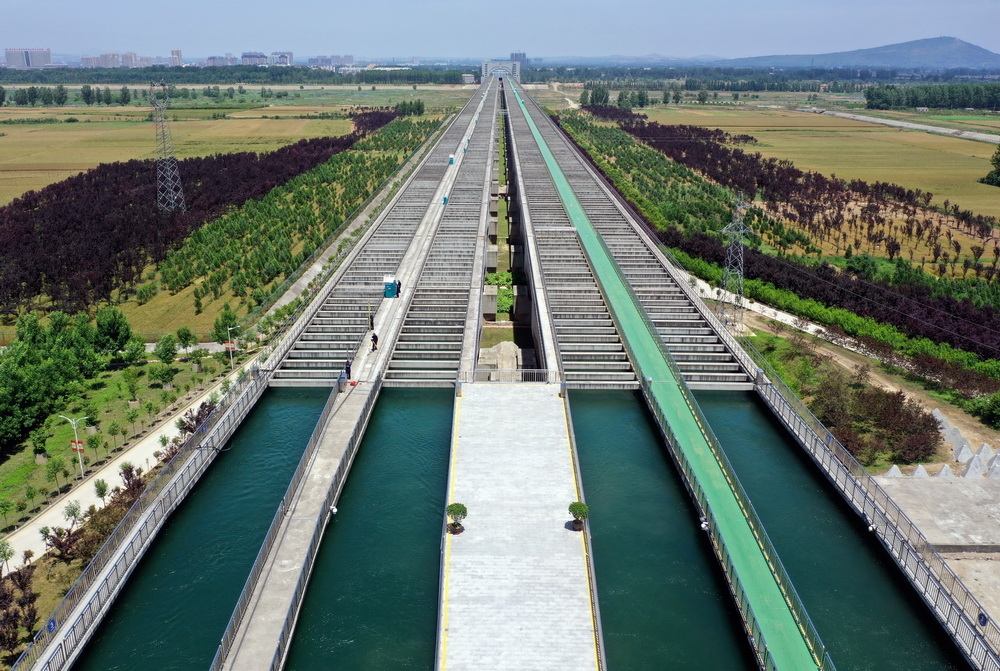 这是5月22日拍摄的河南省平顶山市鲁山县的南水北调中线关键性工程——沙河渡槽(无人机照片)。新华社记者 李嘉南 摄