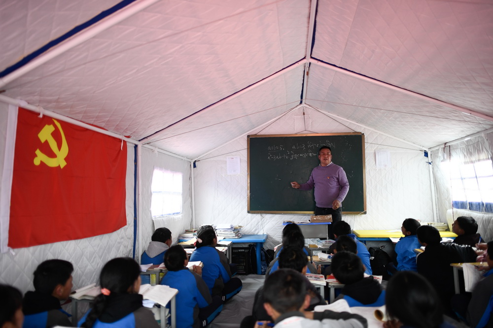 5月23日，李加才让在玛多县民族寄宿制中学帐篷教室里上课。