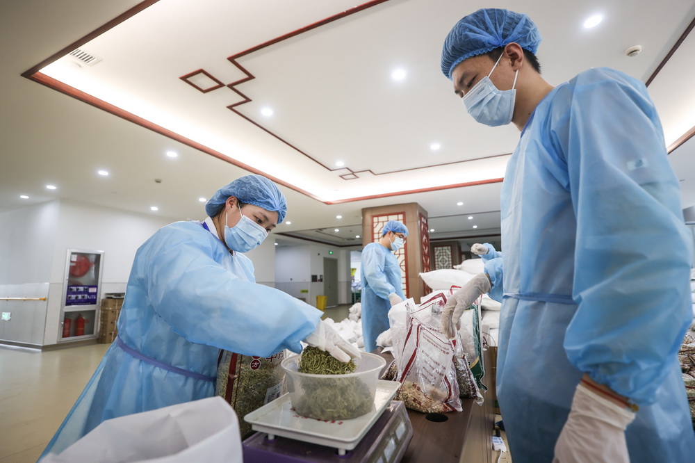5月23日，医生在营口市中西医结合医院内进行调剂工作。