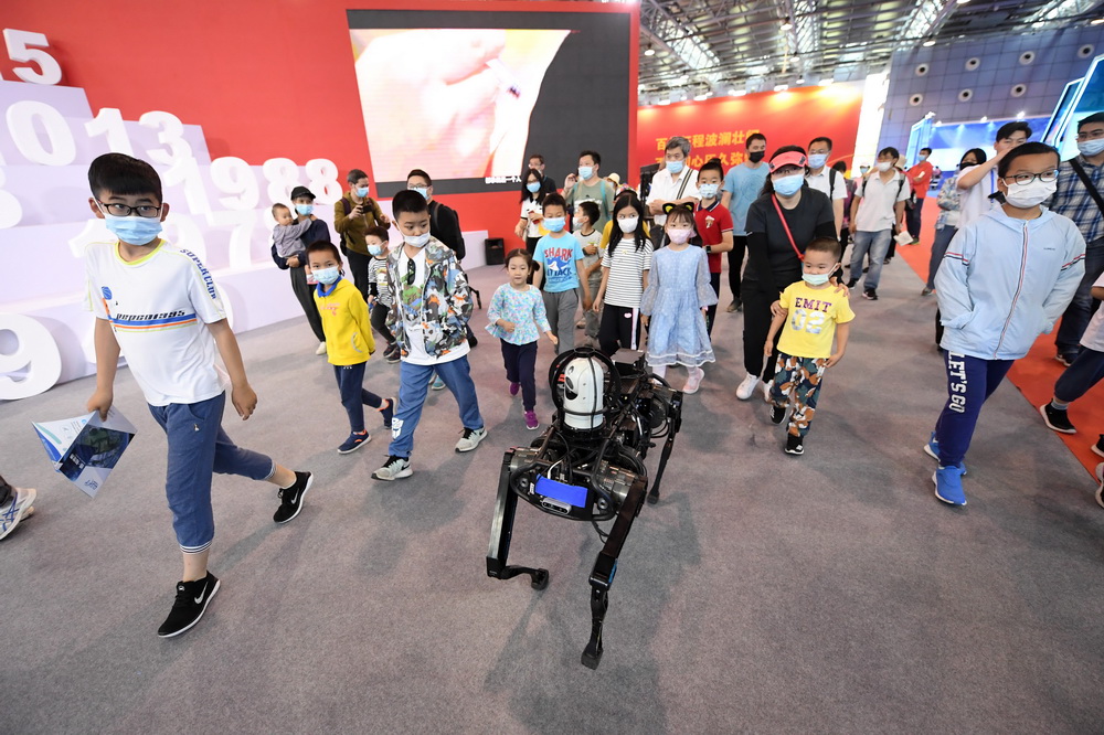 5月23日在北京科技周活动主场室内主题展区拍摄的电驱动四足仿生机器人。