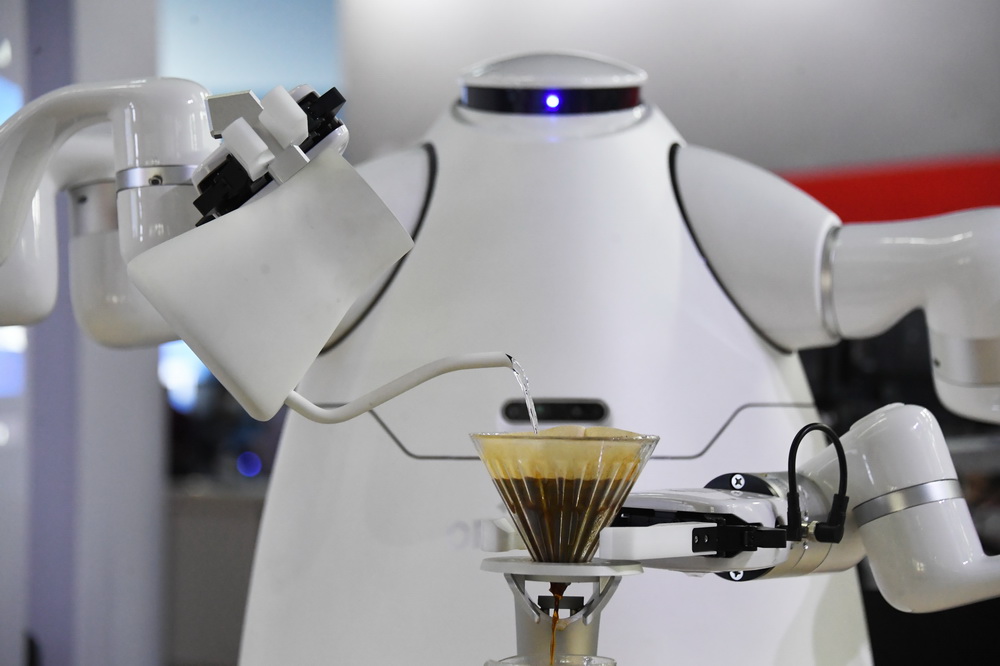 5月24日，在北京科技周活动主场室内主题展区，一款咖啡机器人在制作咖啡。