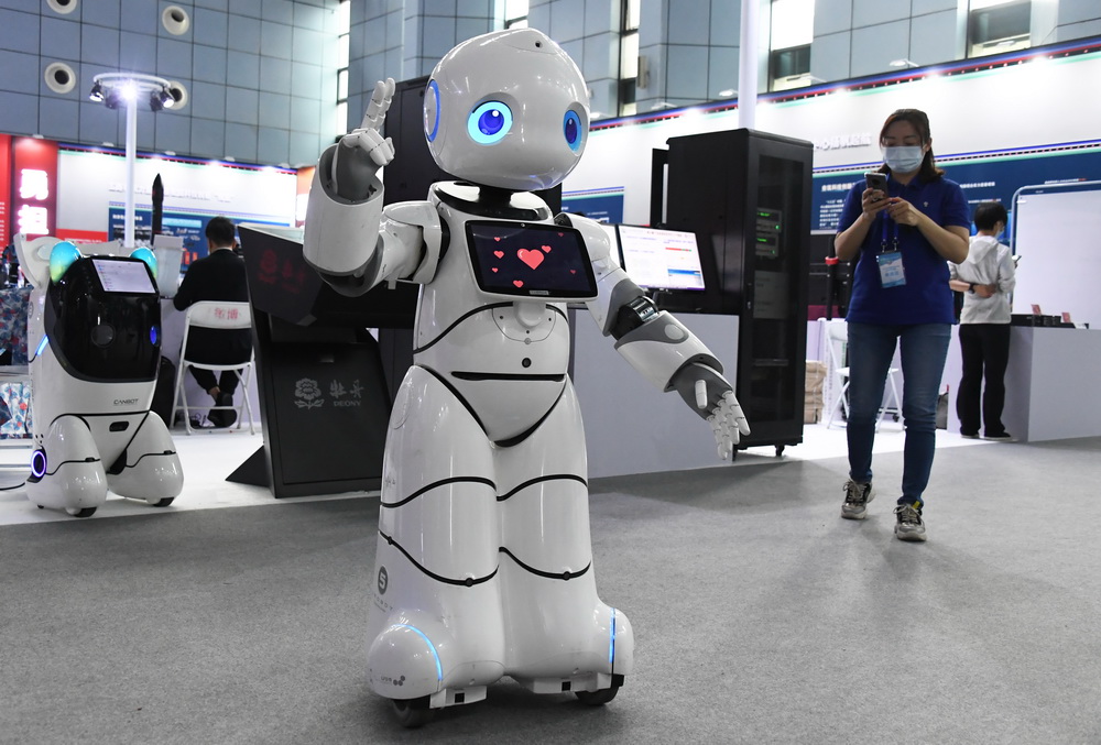 5月24日，在北京科技周活动主场室内主题展区，服务机器人在跳舞。