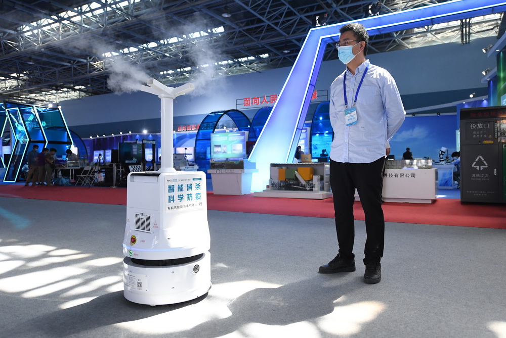 5月24日在北京科技周活动主场室内主题展区拍摄的雾化消毒机器人。