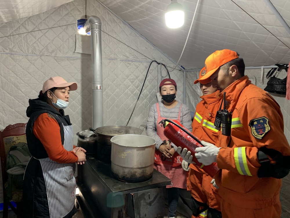 5��25�գ��ຣʡ��������������������Ԯ֧������ԱȺӢ�ض�����һ����ͬ��������������������ѧ�Ĺ�����Ա��������֪ʶ���»������ ��ͳǿ ��