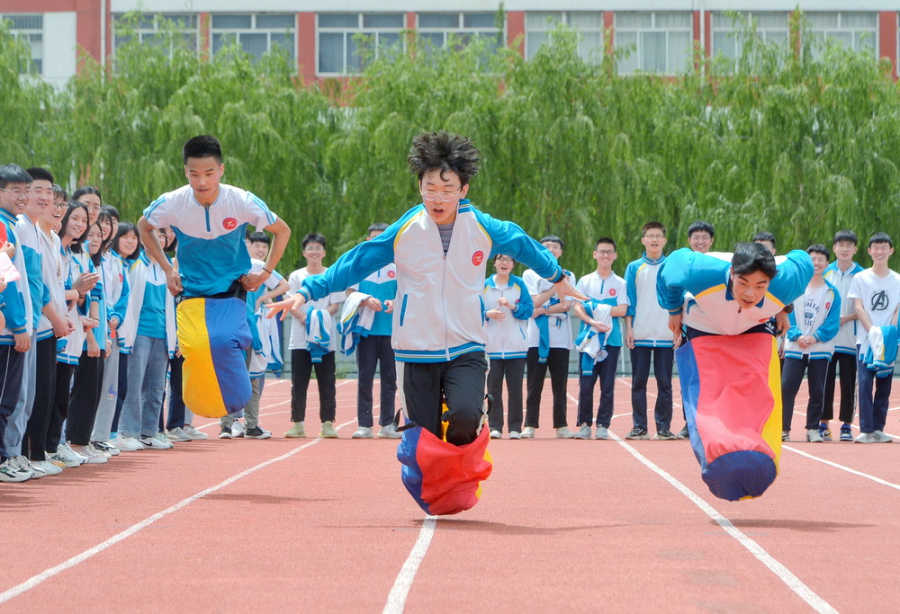 5月26日，雞澤縣第一中學的高三學生在進行“袋鼠跳”游戲。