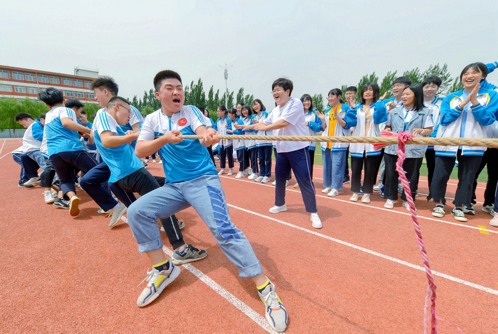 5月26日，雞澤縣第一中學的高三學生在進行拔河比賽。