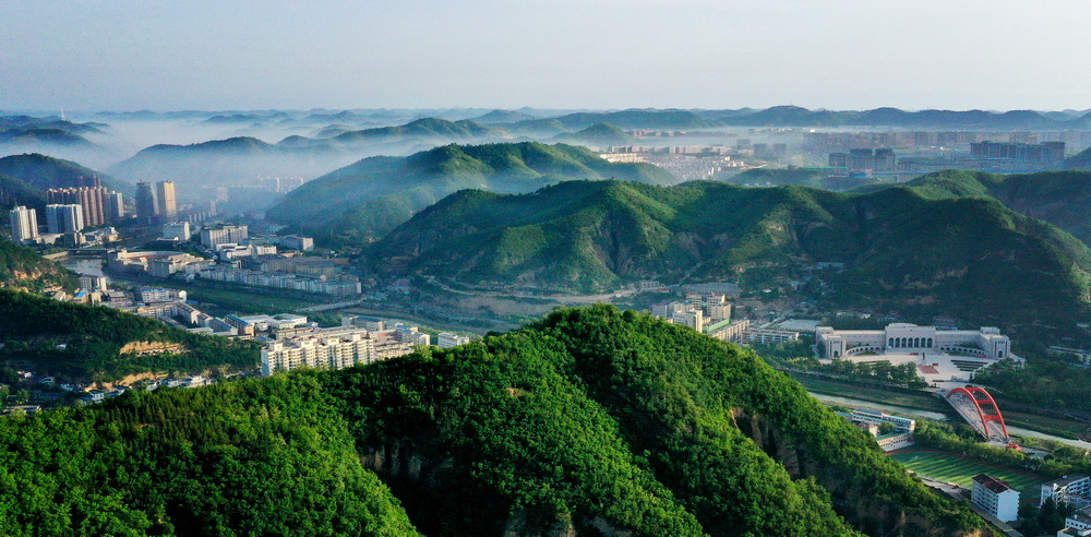 革命聖地延安掩映在翠綠的山巒中（5月26日攝，無人機照片）。新華社發（祁小軍攝）