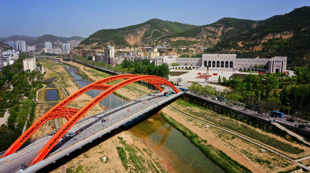 5月8日拍攝的延安革命紀念館及王家坪大橋（無人機照片）。新華社記者 劉瀟 攝