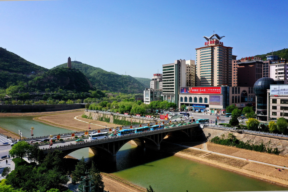5月9日拍攝的延安寶塔山和延河大橋（無人機照片）。新華社記者 劉瀟 攝