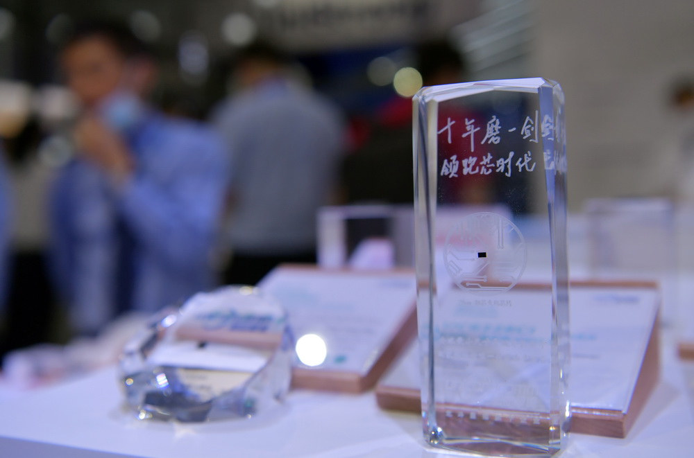 5月26日，參展商在第十二屆中國衛星導航成就博覽會上展出自主設計研發的芯片。