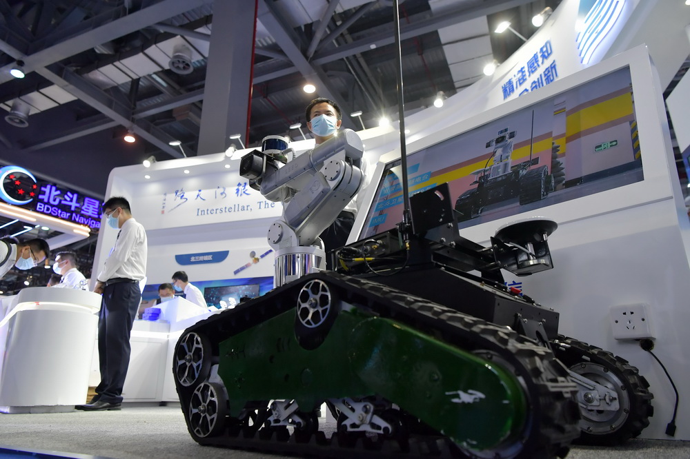 5月26日，參展商在第十二屆中國衛星導航成就博覽會上展示偵測無人車。