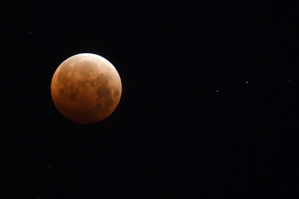 這是5月26日晚在美國加利福尼亞州奇科拍攝的“超級月亮”。新華社/法新