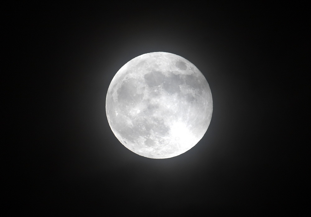 5月26日在北京市海澱區拍攝的月亮。新華社記者 任超 攝