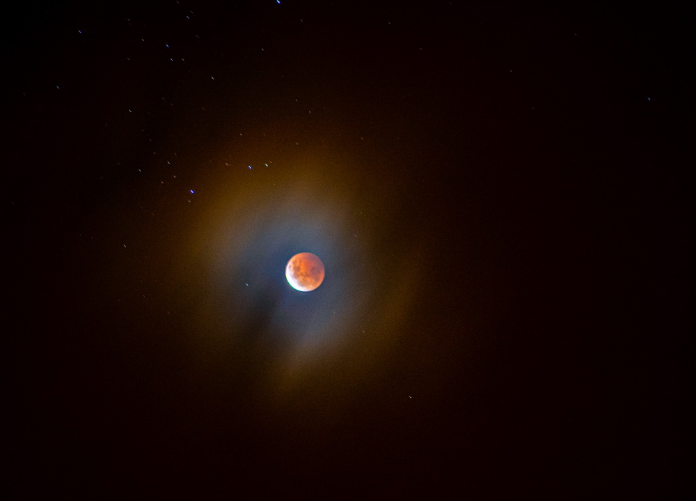 這是5月26日晚在新西蘭南島西海岸福克斯拍攝的“超級月亮”。新華社發（楊柳攝）