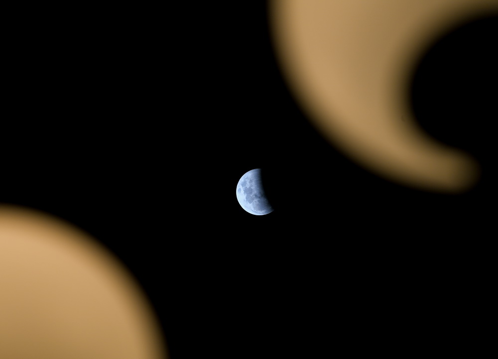 這是5月26日晚在新西蘭首都惠靈頓拍攝的月食景象。新華社記者 郭磊 攝